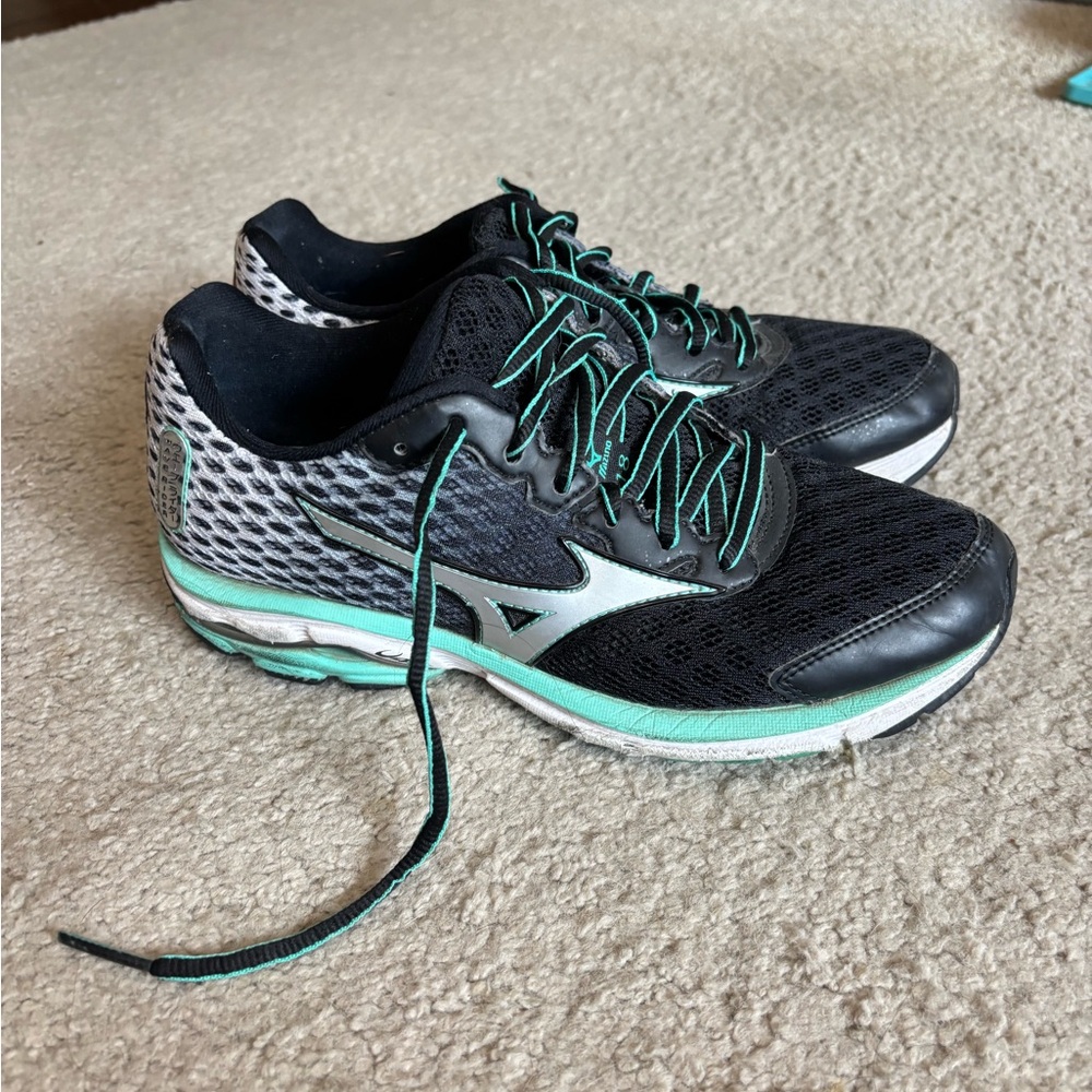 Mizuno Wms Black and Teal Wave Rider 10 7.5 Great Condition!